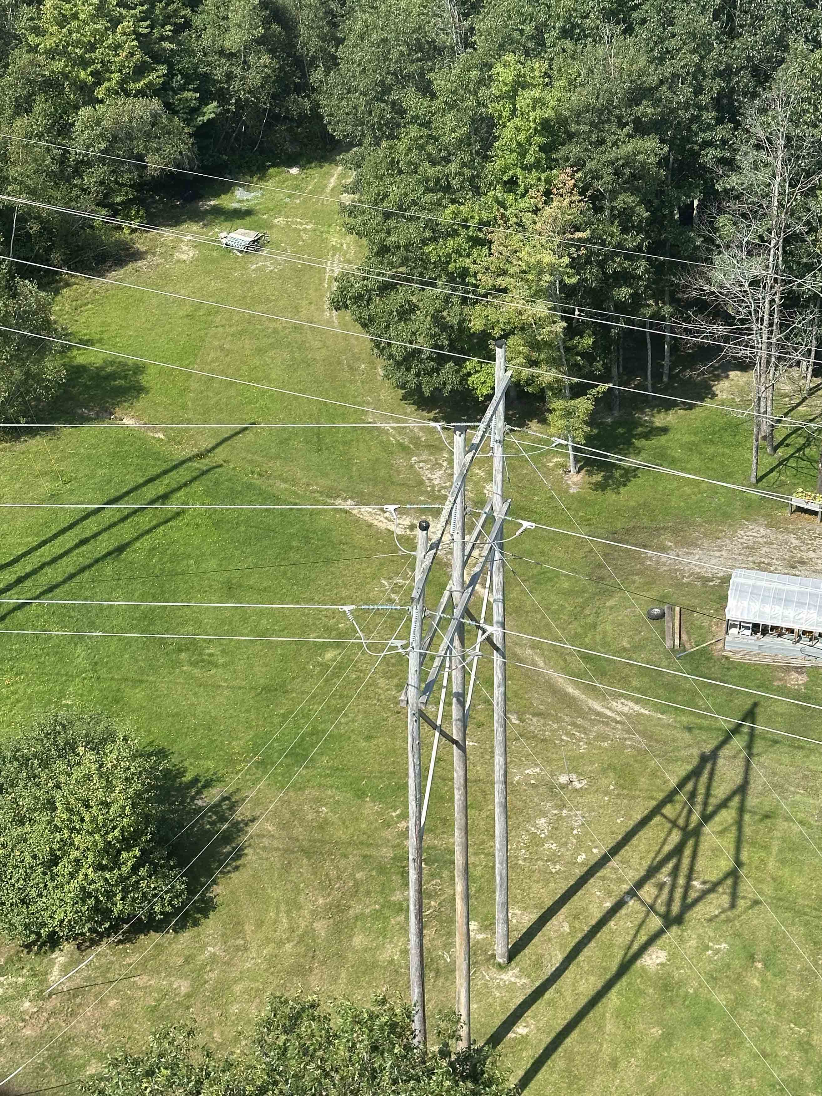 three-pole corner structure